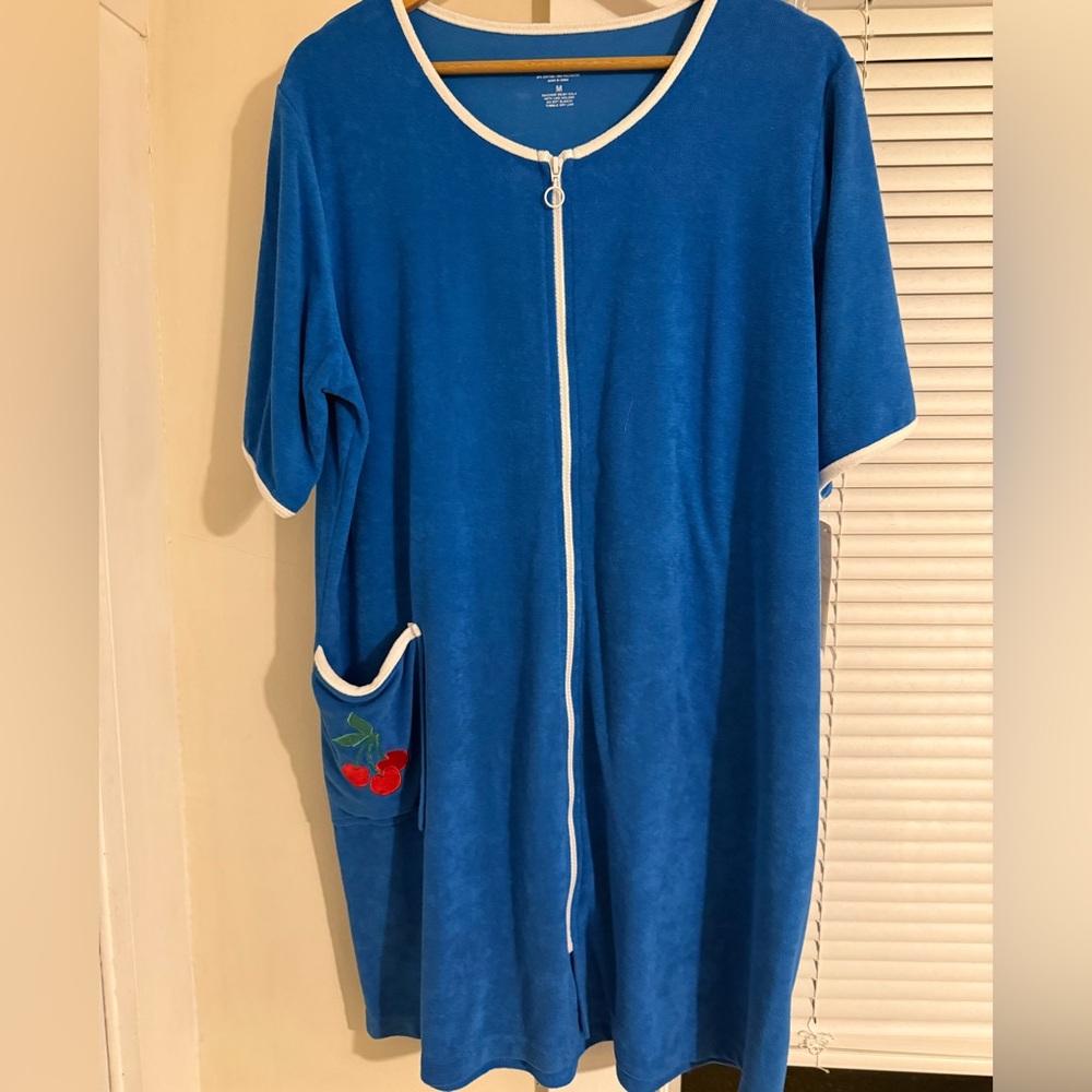 VINTAGE BUT WITH TAGS ON!

ZIP UP BLUE ROBE WITH CHERRY DETAIL 🍒

WOMENS MEDIUM